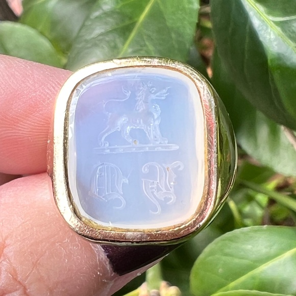 VINTAGE 9K GOLD WHITE CHALCEDONY LION INTAGLIO SIGNET RING BRITISH HALLMARKS